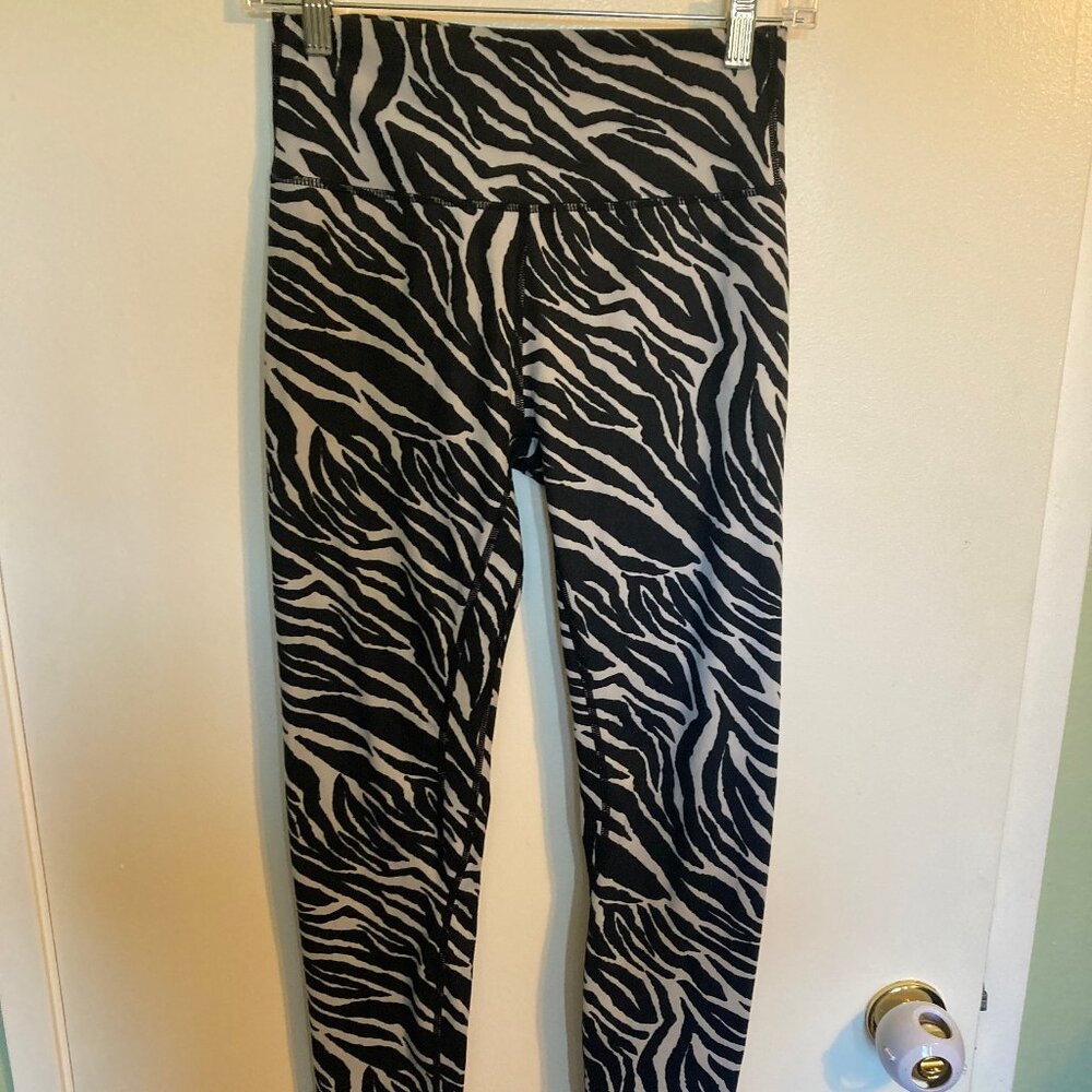 TYC Til You Collapse scrunch butt leggings zebra print size medium